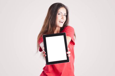 Bir tablet ile boş siyah perde tutan kadın