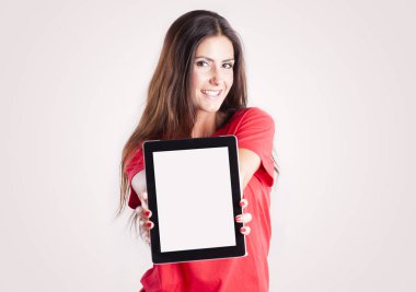 Bir tablet ile boş siyah perde tutan kadın