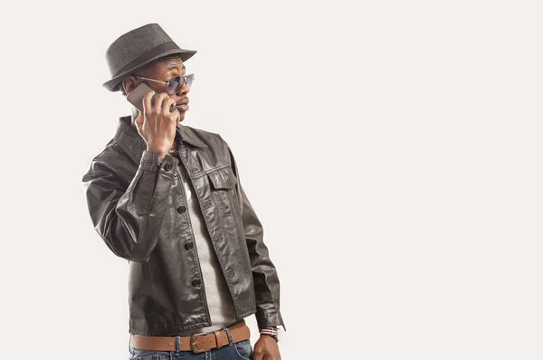 Giovane uomo afroamericano utilizzando smart phone — Foto Stock