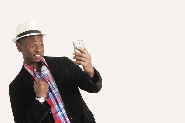 Giovane uomo afroamericano utilizzando smart phone — Foto Stock