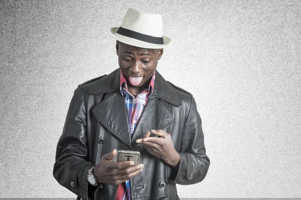 Akıllı telefon kullanan genç Afrikalı-Amerikalı adam