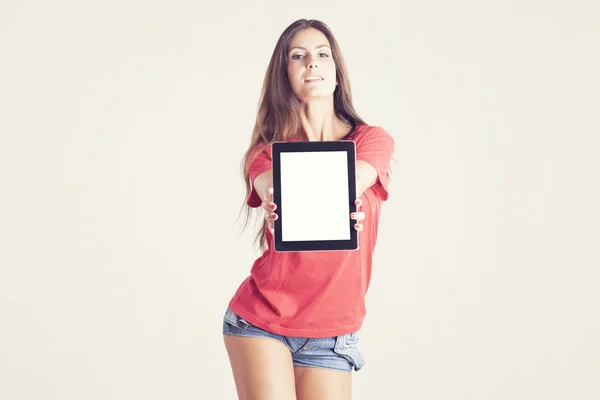 Mulher segurando um tablet com tela preta vazia — Fotografia de Stock