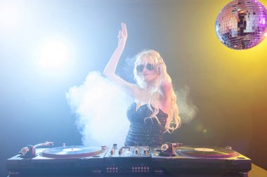 DJ kız parti güvertelerde açık