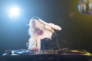 DJ kız parti güvertelerde açık