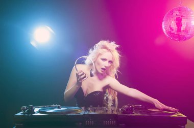 DJ kız parti güvertelerde açık