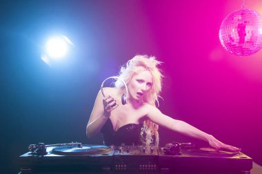 DJ kız parti güvertelerde açık