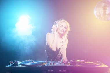 DJ kız parti güvertelerde açık