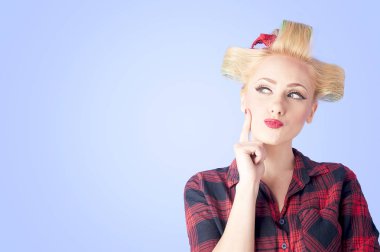 Düşünme sarışın ev hanımı