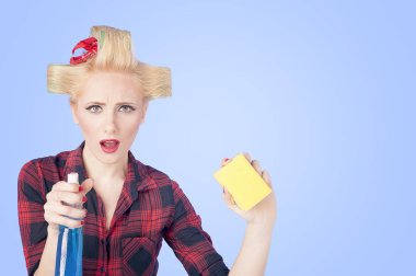 Sünger ve sprey şişe kadınla