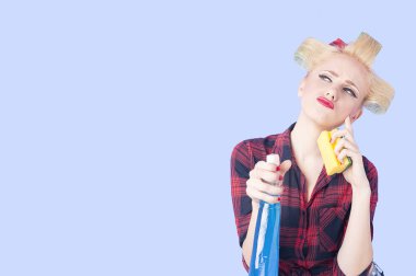 Sünger ve sprey şişe kadınla