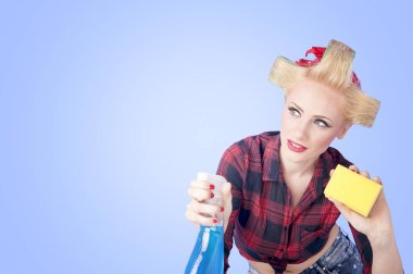 Sünger ve sprey şişe kadınla