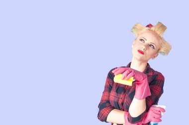 Sünger ve sprey şişe kadınla