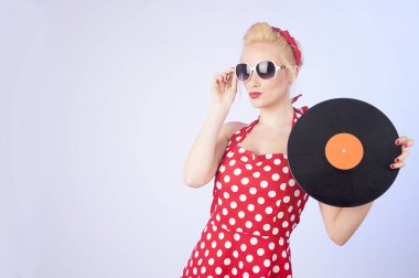 Bir vinil tutan pin-up kızı