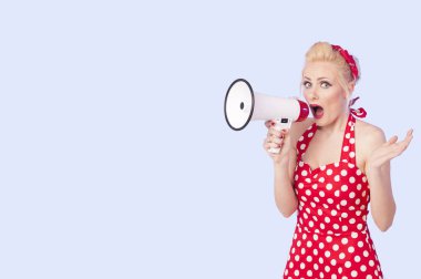 Kız megafon ile bağırarak pin