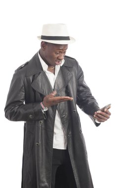 Akıllı telefon kullanan genç Afrikalı-Amerikalı adam