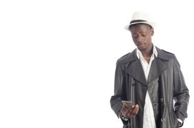 Akıllı telefon kullanan genç Afrikalı-Amerikalı adam