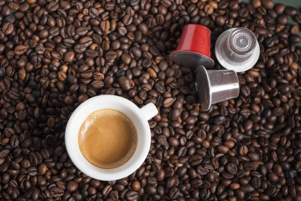 Tampons de café sur les grains de café — Photo