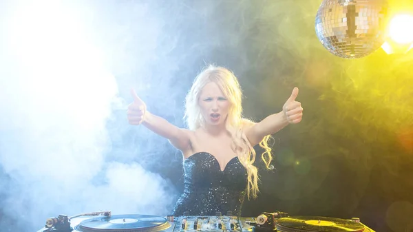 DJ girl on decks on the party — Stock Photo, Image