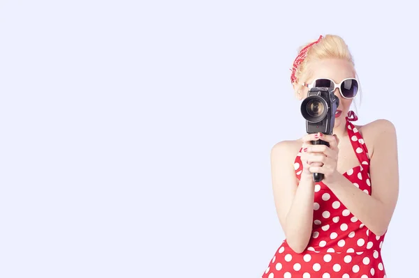 Pin-up chica filmando viejo 8 mm videocamera — Foto de Stock