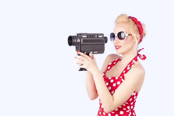 Pin-up chica filmando viejo 8 mm videocamera — Foto de Stock