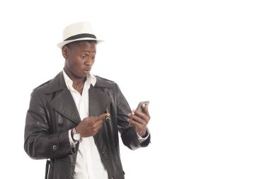 Akıllı telefon kullanan genç Afrikalı-Amerikalı adam