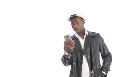 Akıllı telefon kullanan genç Afrikalı-Amerikalı adam