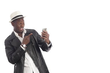 Akıllı telefon kullanan genç Afrikalı-Amerikalı adam