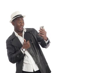 Akıllı telefon kullanan genç Afrikalı-Amerikalı adam