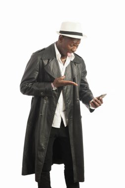 Akıllı telefon kullanan genç Afrikalı-Amerikalı adam