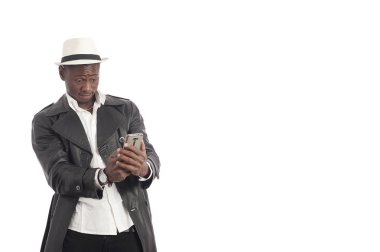 Akıllı telefon kullanan genç Afrikalı-Amerikalı adam