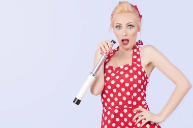 Kız bir dürbün ile pin