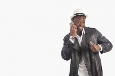 Akıllı telefon kullanan genç Afrikalı-Amerikalı adam