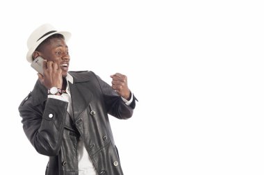 Akıllı telefon kullanan genç Afrikalı-Amerikalı adam