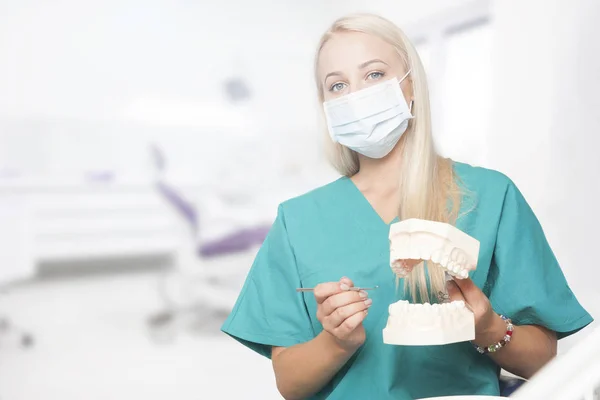 Portrait d'une dentiste dans une clinique — Photo