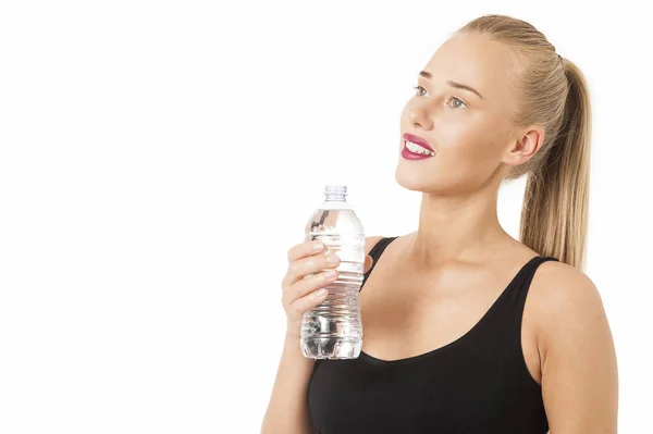 Jeune femme souriante tenant une bouteille d'eau — Photo