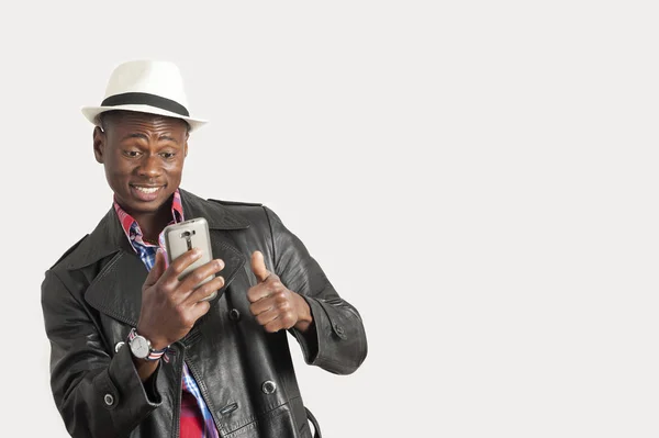 Giovane uomo afroamericano utilizzando smart phone — Foto Stock