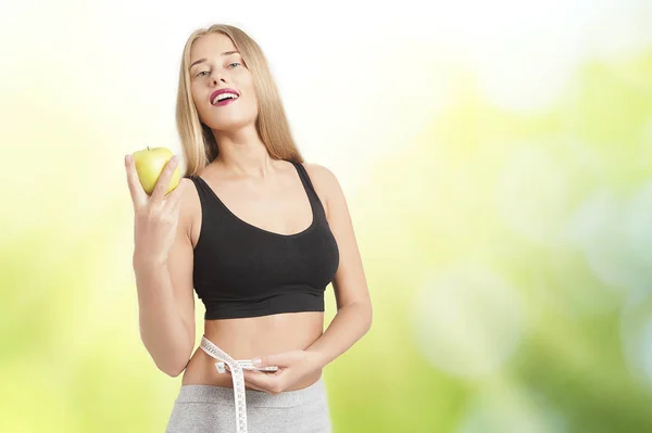 Τέλεια slim σώμα γυναίκας κρατώντας ένα μήλο διατροφή, υγιεινή ζωή — Φωτογραφία Αρχείου