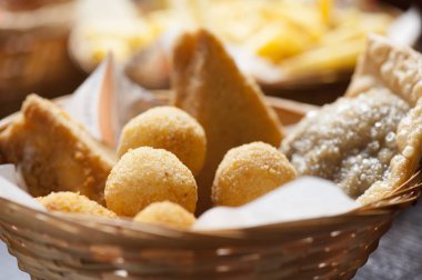 Bir sepet batırdın kızarmış İtalyan arancine hizmet