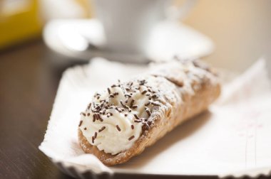 Kırmızı oje beyaza izole edilmiş.