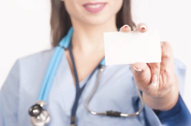 Kadın doktorun elini boş kartvizit gösterilen yakın çekim 