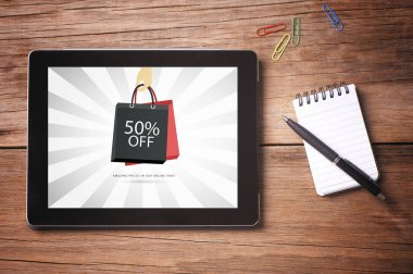  Satılık reklam ile masa üzerinde tablet