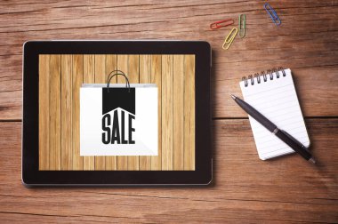  Satılık reklam ile masa üzerinde tablet