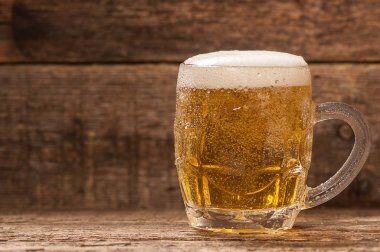 bir bardak fıçı birayla