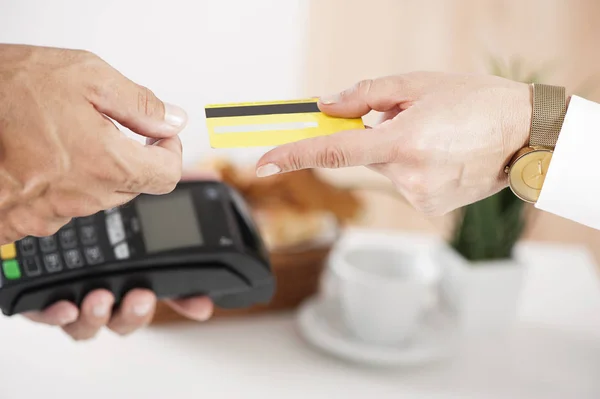 Kredi kartı ile ödeme — Stok fotoğraf