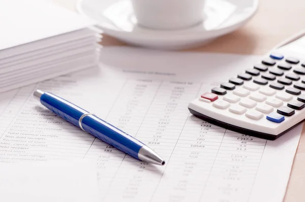 Ручка і калькулятор на фінансовому документі — стокове фото