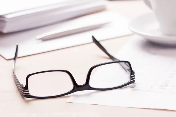 Gafas graduadas, papel sobre y una pluma — Foto de Stock