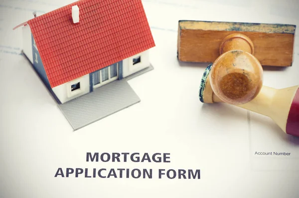 Formulario de solicitud de hipoteca con sello y casa modelo — Foto de Stock