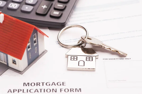 House key on mortgage application — Stock Photo, Image