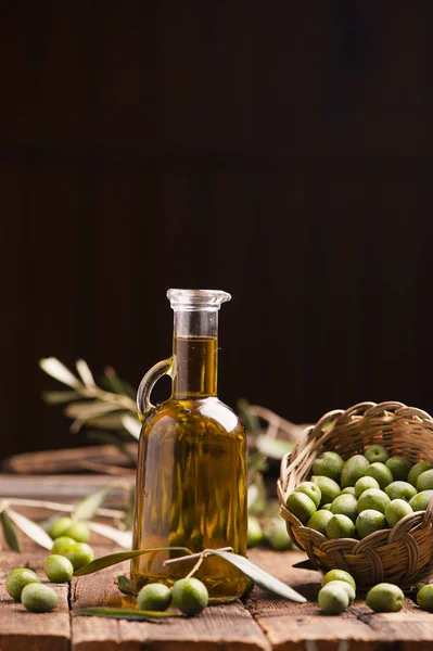 Aceite de oliva y aceitunas — Foto de Stock