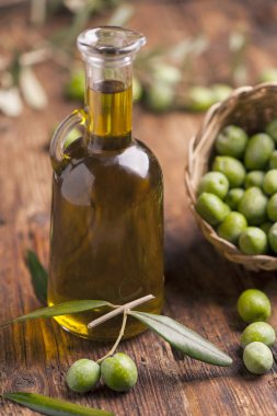 Zeytinyağı ve zeytin ahşap rustik masa üzerinde